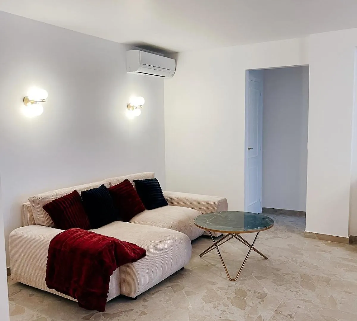 Appartement De Luxe Climatise, Parking & 2 Balcons 滨海自由城 0*,
