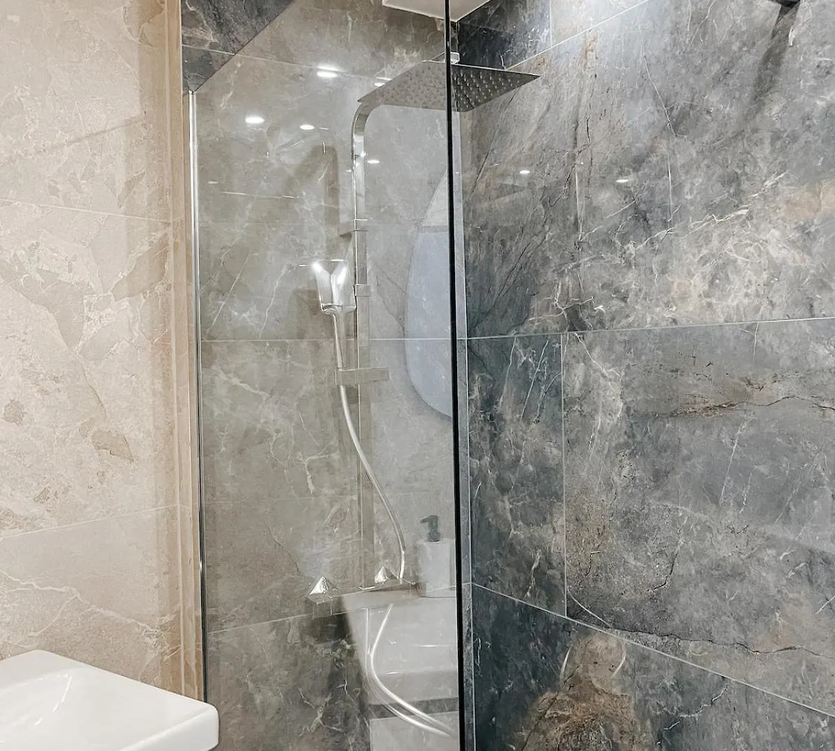 Appartement De Luxe Climatise, Parking & 2 Balcons 滨海自由城 公寓
